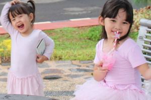 10 Foto menggemaskan Sybil & Kala putri Zaskia Mecca, akur banget..