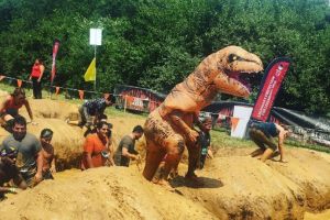 15 Momen fail Tough Mudder ini malah bikin ketawa, jadi pengen ikut