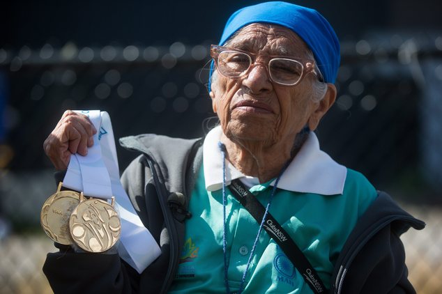 Nenek usia seabad ini dapatkan medali emas lari sprint 100 meter