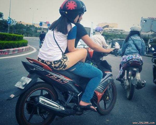 cewek bonceng motor © 2016 brilio.net cewek bonceng motor © 2016 brilio.net