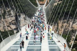 Pengunjung membeludak, jembatan kaca terpanjang dunia ditutup