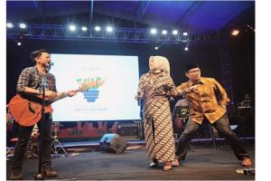 Status Ridwan Kamil ini sindir kegantengan Ariel Noah, kocak abis!