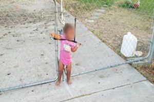 Malangnya gadis ini, lehernya terikat tali di pagar