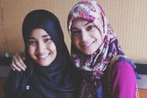 15 Potret beda gaya hijab modis ala Fatin Shidqia dan Indah Nevertari
