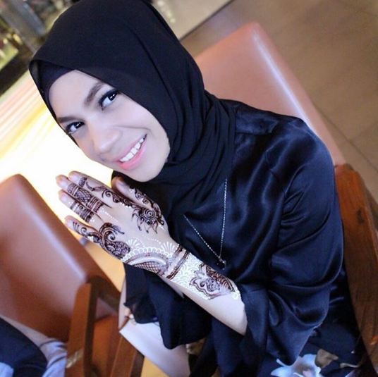 15 Potret beda gaya hijab modis ala Fatin Shidqia dan Indah Nevertari