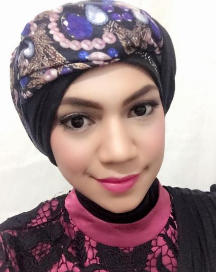 15 Potret beda gaya hijab modis ala Fatin Shidqia dan Indah Nevertari