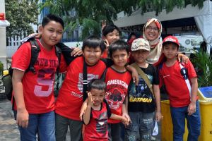Agar lancar Bahasa Inggris, anak-anak ini ngobrol langsung dengan bule