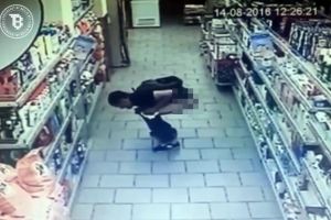 Pria ini tertangkap kamera CCTV BAB di lorong supermarket, iuh!