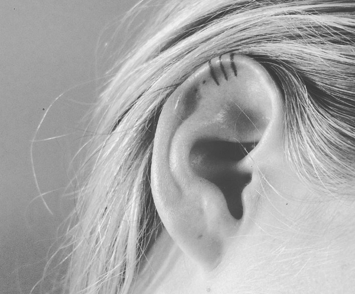 22 Tato  mungil di  telinga  ini bisa gantikan tindikmu 
