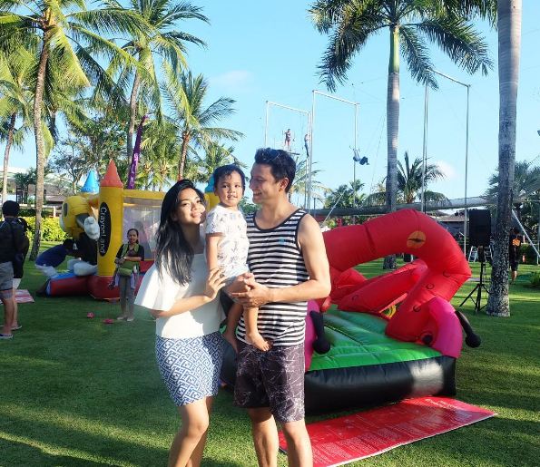 foto romantisnya titi kamal dan tian liburan di bali © 2016 brilio.net foto romantisnya titi kamal dan tian liburan di bali © 2016 brilio.net