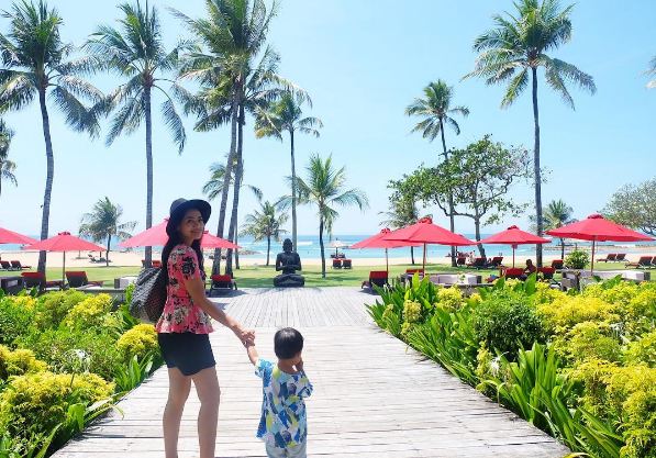 8 Foto romantisnya Titi Kamal & Tian liburan di Bali, jangan baper ya?