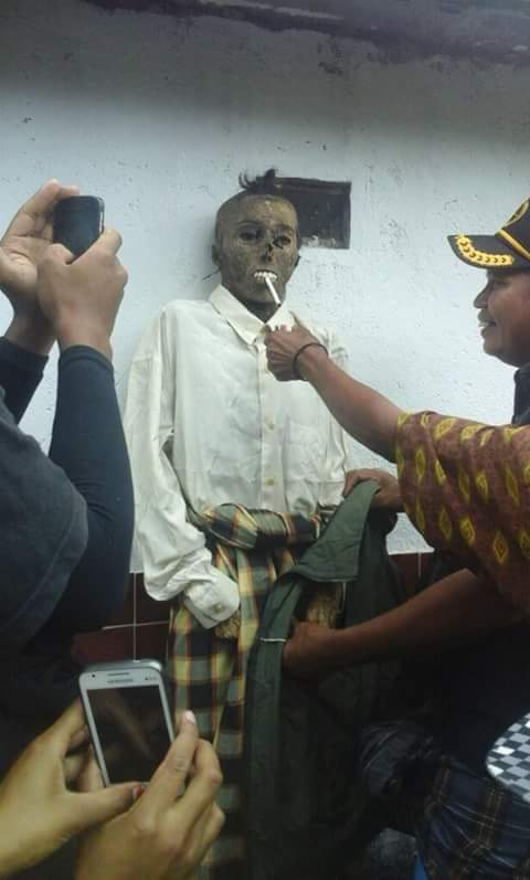 Cuma ada di Indonesia, tradisi berfoto selfie dengan mayat, hiii serem