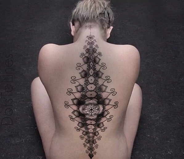 24 Desain tato punggung artistik tapi bikin merinding ngeri 