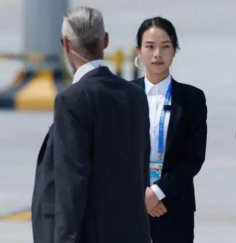 Bodyguard wanita di KTT G20 ini cantiknya bikin hati berdesir
