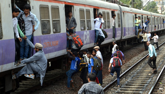 12 Foto mirisnya keadaan kereta api di India, berani naik?