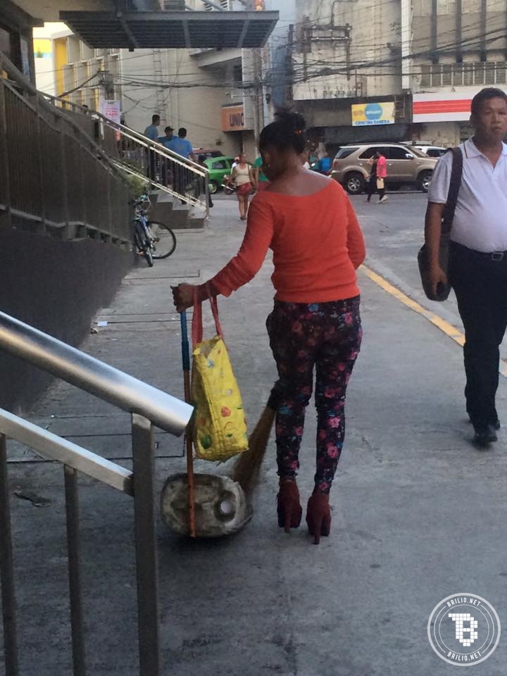 Tukang sapu wanita ini pakai high heels saat bekerja di jalanan