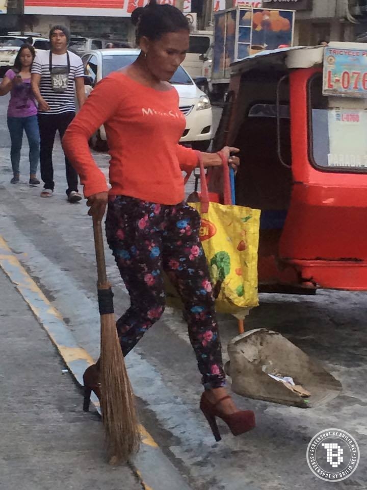 Tukang sapu wanita ini pakai high heels saat bekerja di jalanan