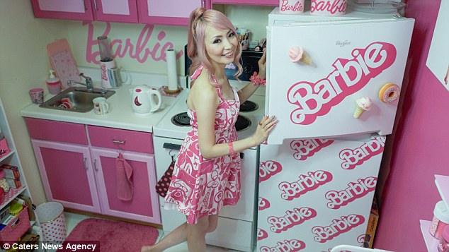 Azusa Sakamoto, habiskan Rp 900 juta untuk koleksi aksesori Barbie
