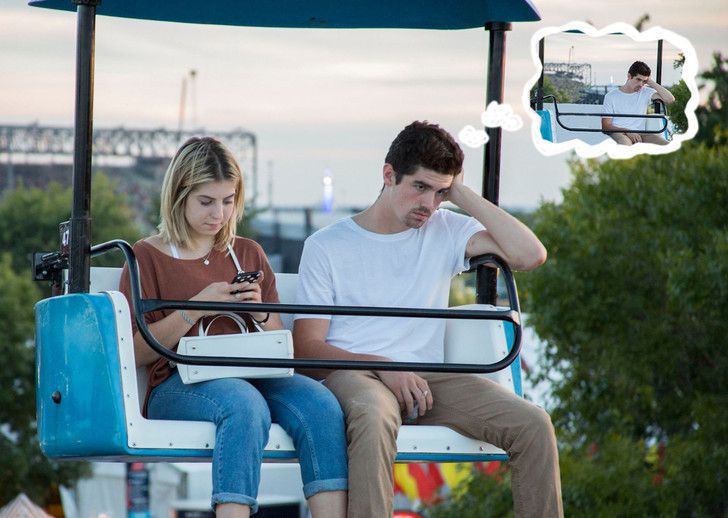 Editan cewek main gadget vs cowok bosan © 2016 brilio.net / Reddit Editan cewek main gadget vs cowok bosan © 2016 brilio.net / Reddit