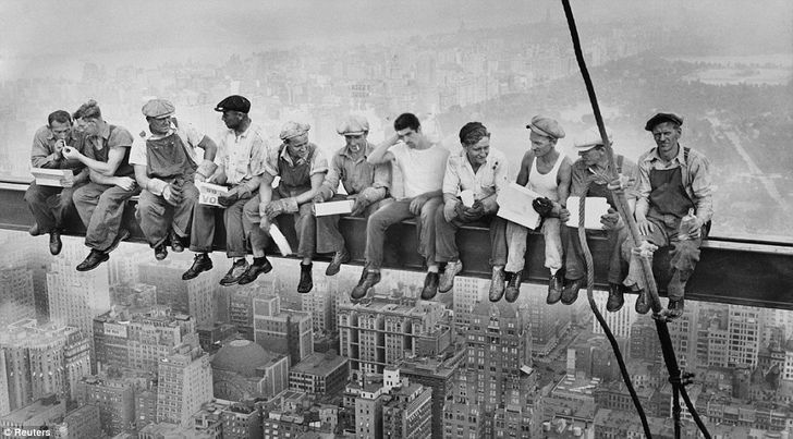 Editan cewek main gadget vs cowok bosan © 2016 brilio.net / Reddit Editan cewek main gadget vs cowok bosan © 2016 brilio.net / Reddit