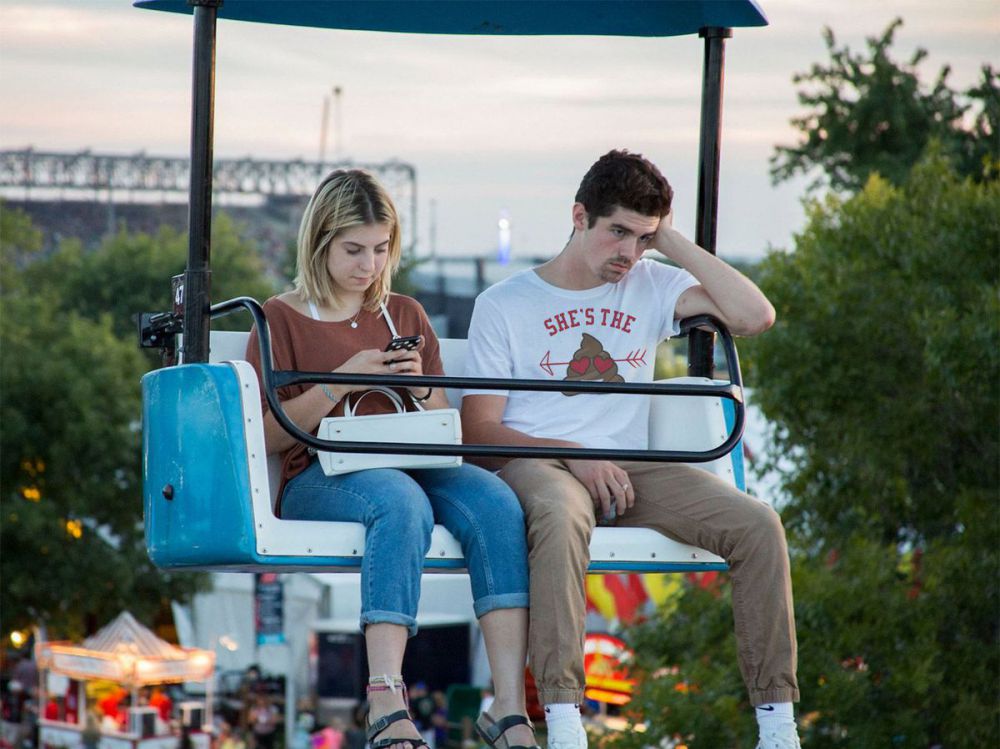 Editan cewek main gadget vs cowok bosan © 2016 brilio.net / Reddit Editan cewek main gadget vs cowok bosan © 2016 brilio.net / Reddit