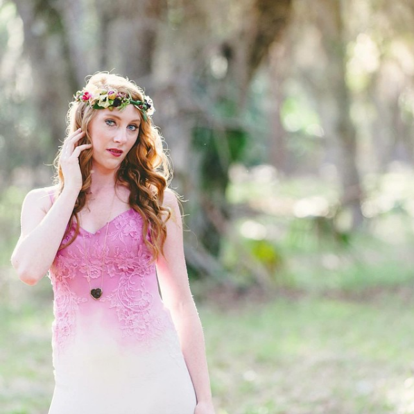 13 Gaun pengantin tie dye ini beri nuansa penuh warna di hari bahagia