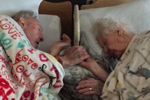 Kakek ini genggam erat tangan istrinya yang tengah menjemput ajal