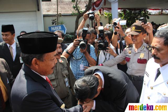 cium tangan  © 2016 brilio.net