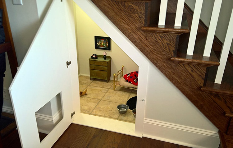 Perempuan ini sulap bawah tangga jadi ruang anjing, mewah banget! 