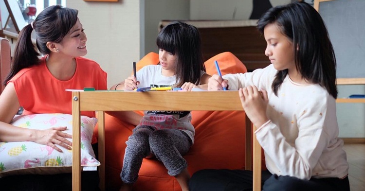 Begini cara Ersa Mayori ngikutin perkembangan kedua putrinya