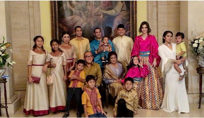 Sama-sama istri pengusaha, ini 10 beda gaya Nia Ramadhani & Ayu Dewi 