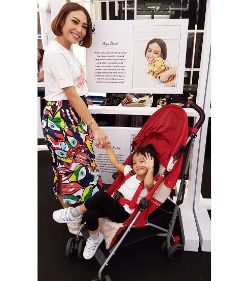 beda gaya hidup nia dan ayu dewi 1-10 © 2016 brilio.net