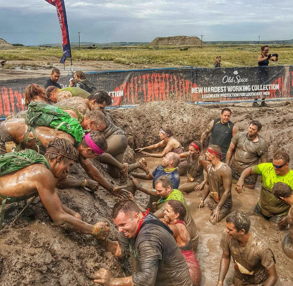 10 Foto di event Tough Mudder ini buktikan betapa pentingnya teamwork