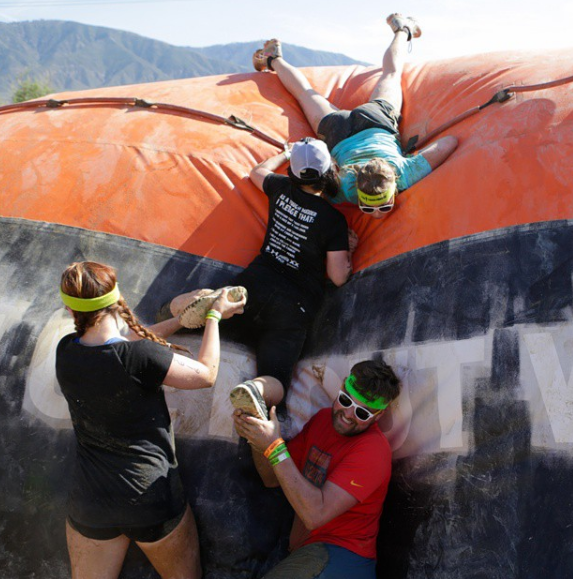 10 Foto di event Tough Mudder ini buktikan betapa pentingnya teamwork