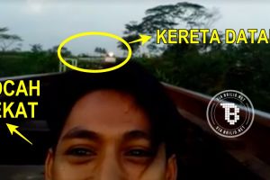 Aksi remaja menantang maut di bawah kereta melintas ini ekstrem abis