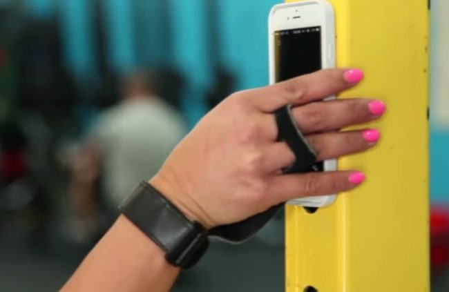 Casing ponsel antigravitasi ini bikin gadgetmu bisa nempel dimana saja