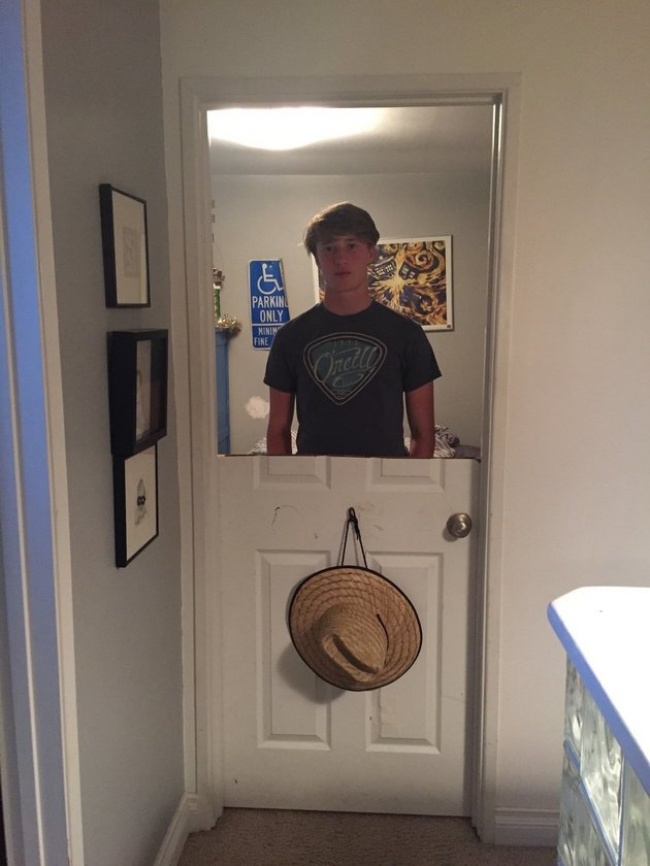 orangtua ini punya cara kocak agar sang anak tak suka banting pintu © 2016 brilio.net