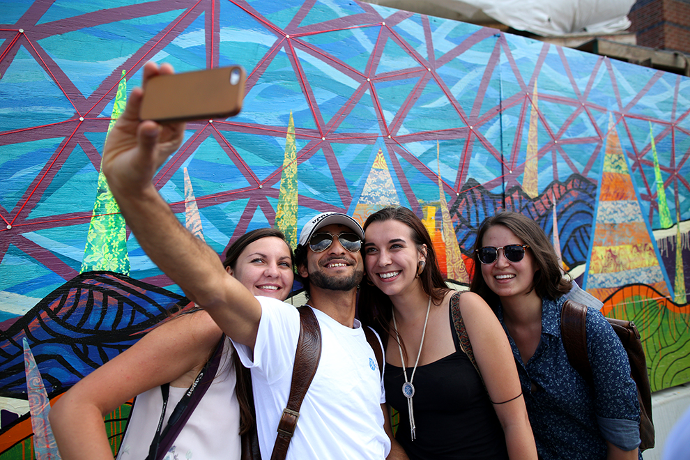 15 Kebiasaan ini sulit dipisahkan dari generasi masa kini