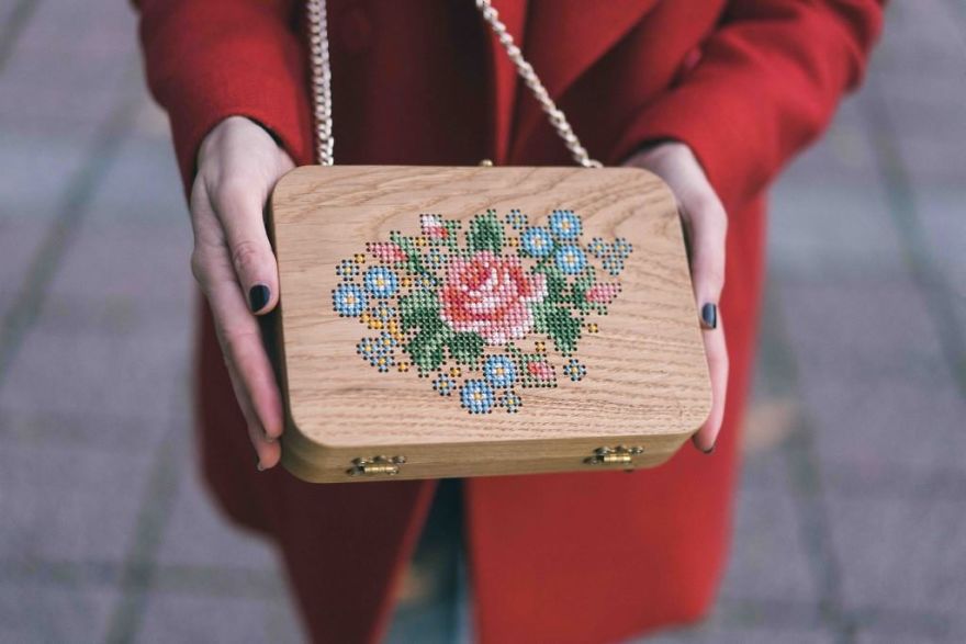 Terinspirasi dari alam, 15 tas kayu ini dihiasai dengan sulaman