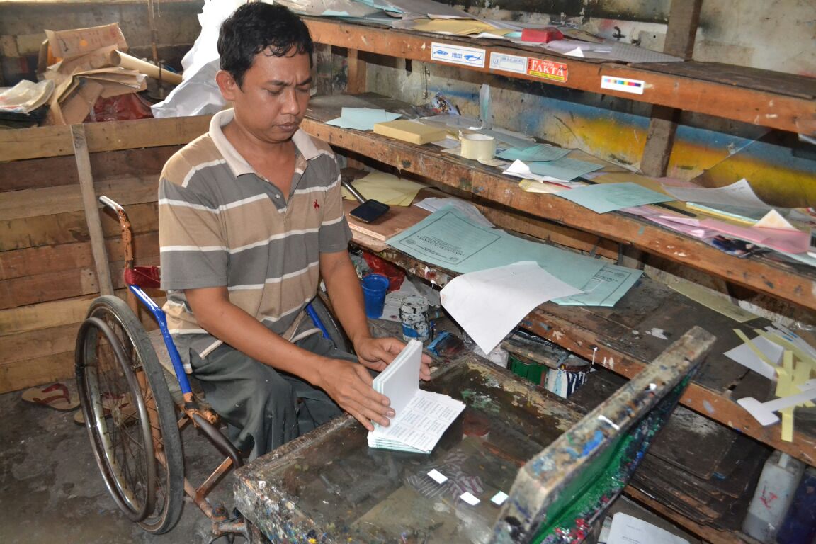 Seger Suyono, penyandang disabilitas yang mandiri berkat usaha sablon