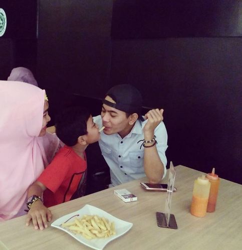 keluarga Aris © 2016 brilio.net keluarga Aris © 2016 brilio.net