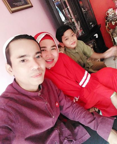 keluarga Aris © 2016 brilio.net keluarga Aris © 2016 brilio.net