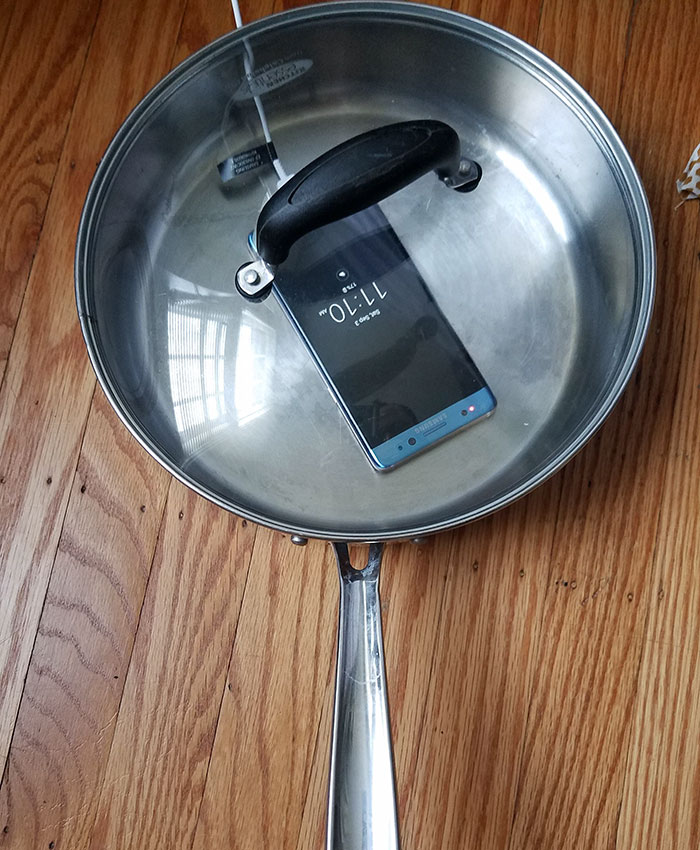 Galaxy Note 7 meledak © 2016 brilio.net / boredpanda