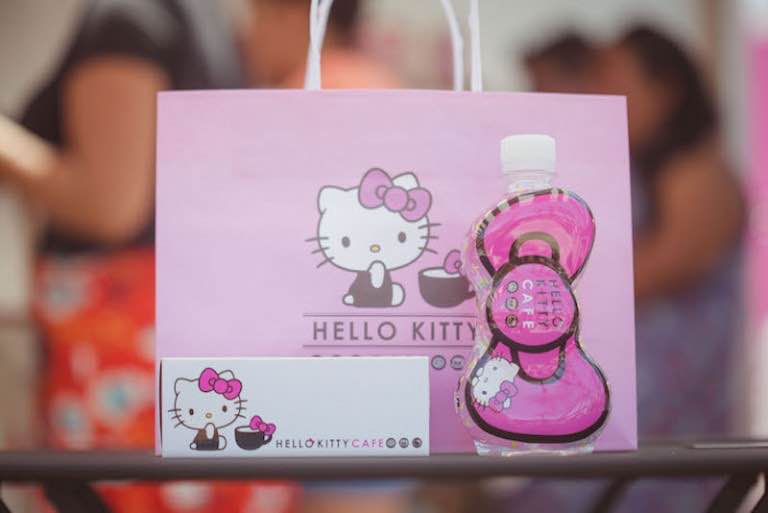 Unik, menu makanan dan konsep resto ini bertema serba Hello Kitty