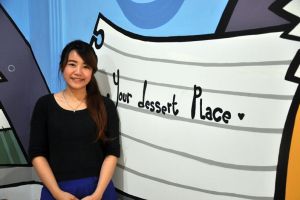 Cewek cantik ini jadikan cafe sebagai tempat belajar, keren