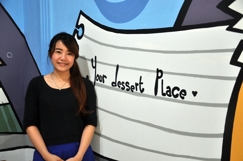 Cewek cantik ini jadikan cafe sebagai tempat belajar, keren