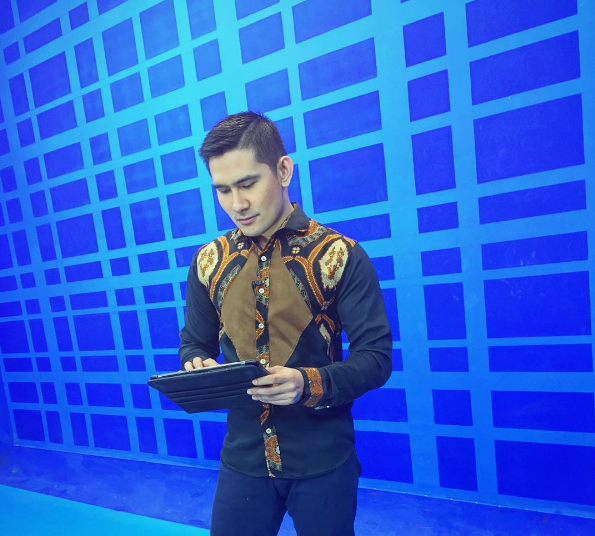 Beda penampilan 12 news anchor TV Indonesia di depan & belakang layar