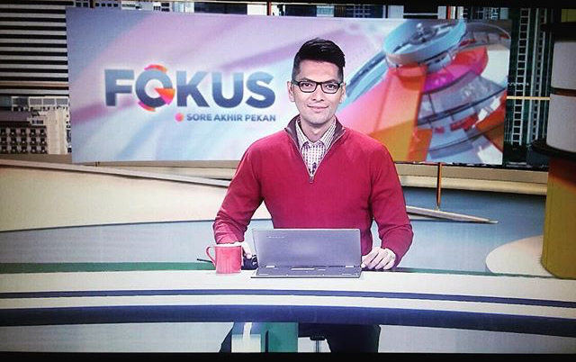 Beda penampilan 12 news anchor TV Indonesia di depan & belakang layar