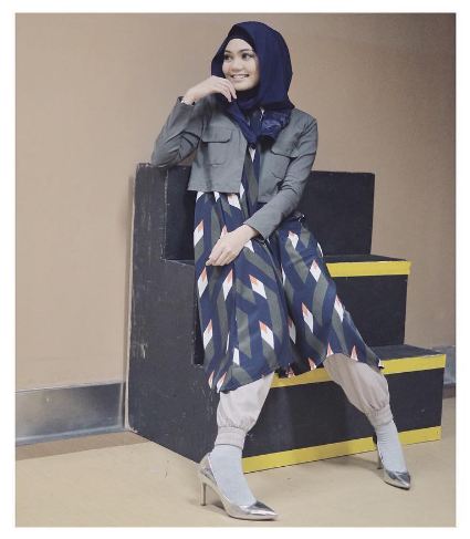 10 Potret Rina Nose dengan balutan hijab, tetap modis & makin cantik