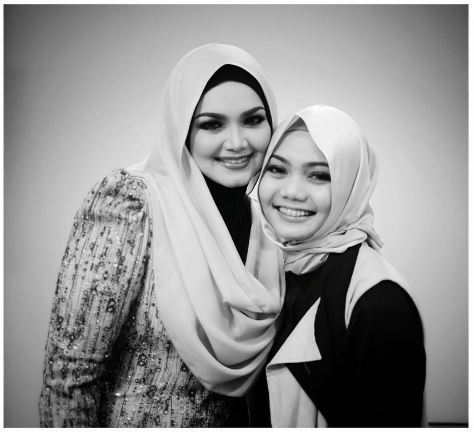 10 Potret Rina Nose dengan balutan hijab, tetap modis & makin cantik